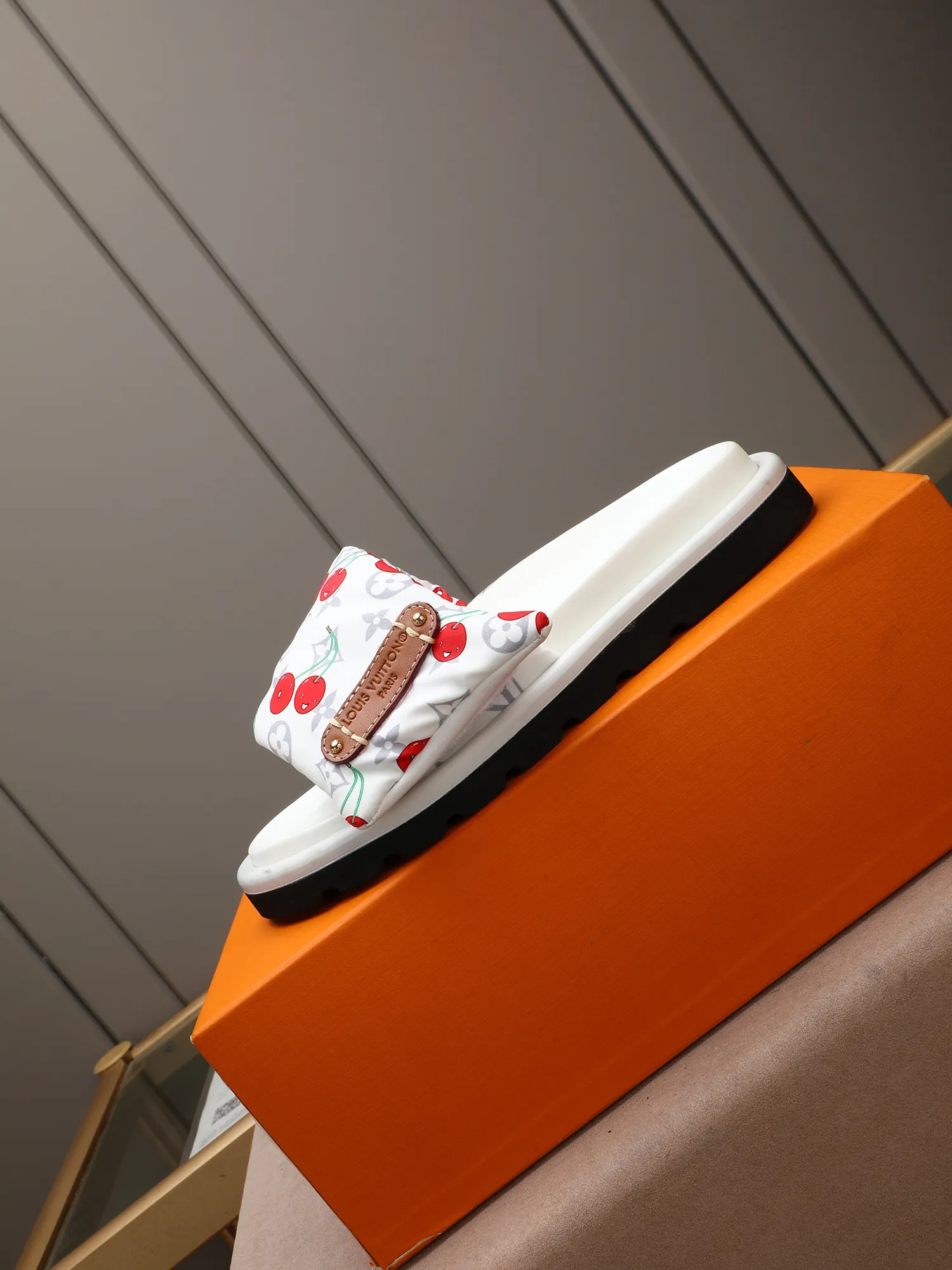 PP360 [LOUIS VUITTON] Louis Vuitton, LV printing, men's and women's slippers are on the market. The drawer box packaging comes with a cloth bag and a card. The upper pattern looks very soft and waxy, and it is a super versatile leg slimming tool. Fabric: imported denim/canvas/old fabric, LV hardware LOGO, official website pattern printing, comfortable to wear, feet: high-elastic PU water table. Sole: foam sole, heel height: about 5cm. Code number: 35-46, 35, 45, 46 are custom-made and non-returnable. Color: multiple colors and styles available.